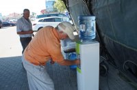 На центральной площади Комрата установлена палатка Службы гражданской защиты ЧС МВД  в связи с жаркой погодой