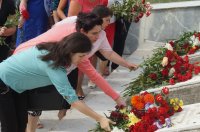 Руководство и жители Комрата возложили цветы к Мемориалу Славы (фоторепортаж)
