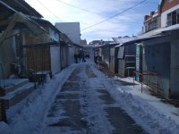 Уборка снега на муниципальном рынке Комрата (фоторепортаж)