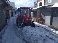 Уборка снега на муниципальном рынке Комрата (фоторепортаж)
