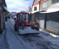 Уборка снега на муниципальном рынке Комрата (фоторепортаж)