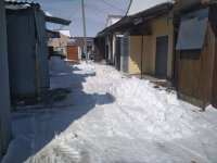Уборка снега на муниципальном рынке Комрата (фоторепортаж)
