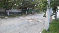 Для безопасности движения в Комрате устанавливаются искусственные  неровности на дорогах